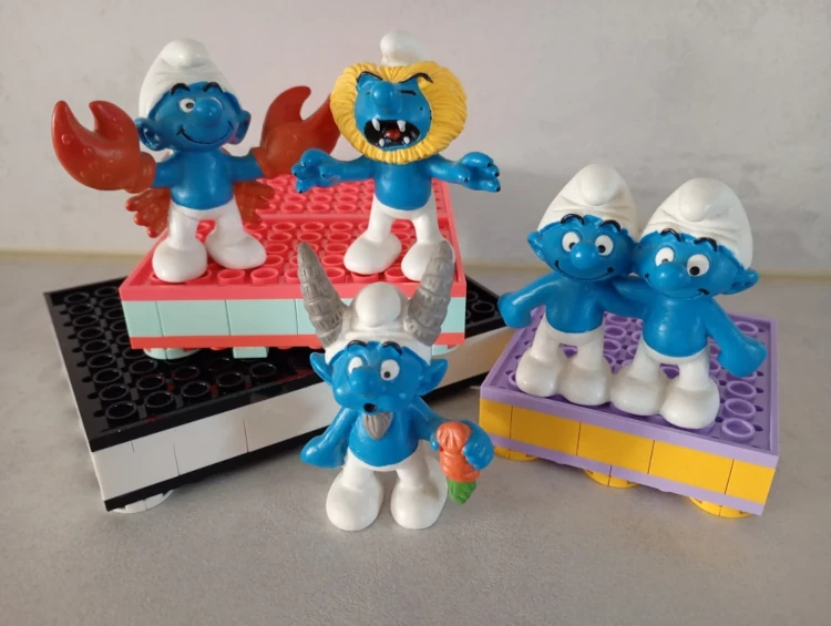Horoscoop van gezinsleden in smurf-vorm